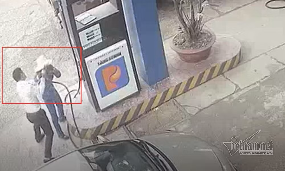 Khách hàng Hoàng Hữu Đ. dùng cò bơm xăng đánh vào đầu chị N. đang làm việc.