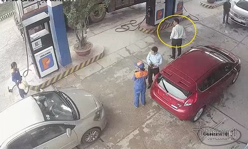 Người đánh chị N. (vòng tròn vàng) nhìn lại phát hiện máu chảy ra từ đầu.