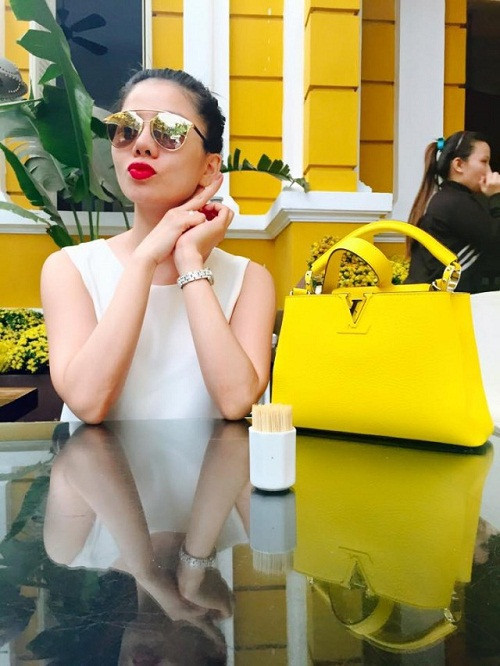 Cô cũng có một túi Capucines BB vàng tươi trẻ trung của Louis Vuitton được bán ở mức khoảng 98 triệu đồng. Ảnh: Dân Việt.