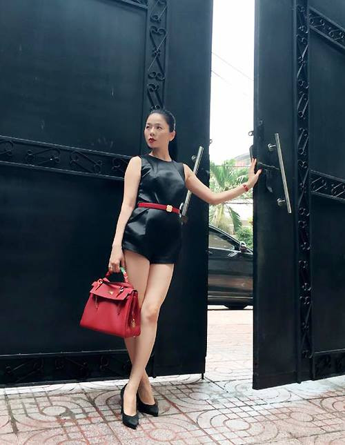 Dòng Hermes Kelly thanh lịch tiêu tốn của giọng ca gốc Hà Nội ít nhất 130 triệu đồng mỗi chiếc. Ảnh: Dân Việt.