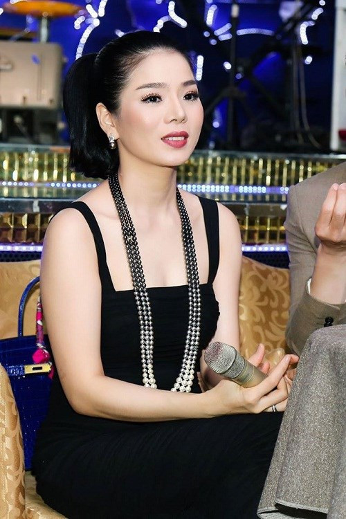 Trang sức ngọc trai Chanel là loại phụ kiện yêu thích của Lệ Quyên. Cô sở hữu nhiều phụ kiện từ thương thiệu đắt đỏ này. Ảnh: Dân Việt.