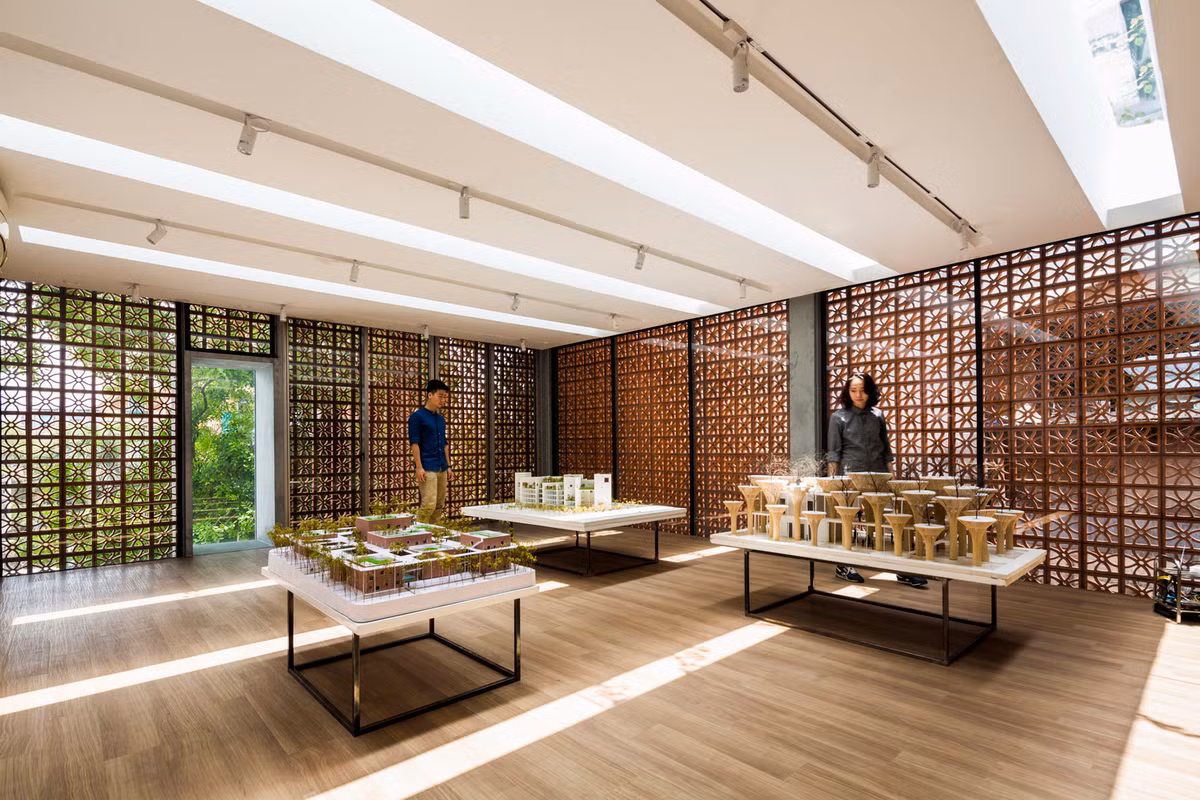 Nhà có 5 tầng, trong đó có một tầng bán hầm, xây trên mặt bằng 72m2. Nhìn từ ngoài, ngôi nhà kín như bưng bởi ba mặt đều được xây gạch, không có cửa sổ. Chỉ có mặt phía sau có cửa sổ mở ra ngõ nhỏ.