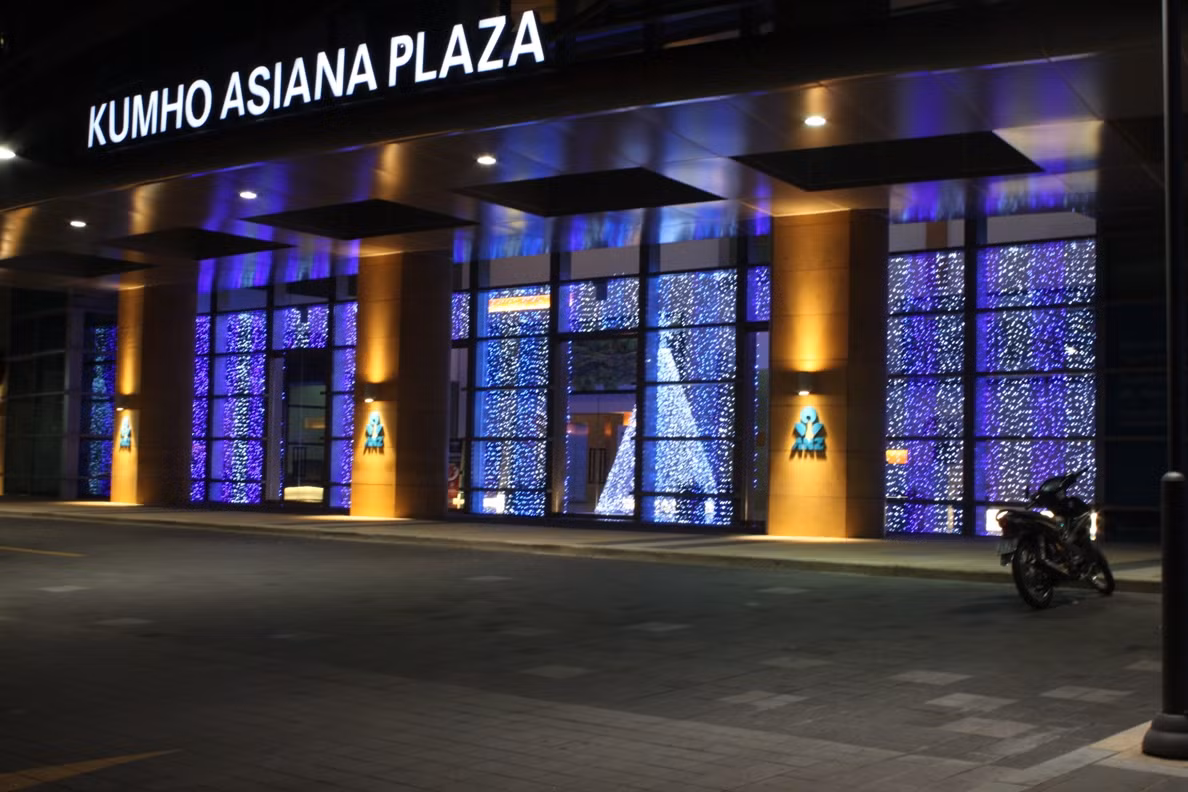 Cũng trong năm 2016, Tập đoàn Kumho Asiana (Hàn Quốc) đã chuyển nhượng lại Tổ hợp văn phòng – khách sạn – căn hộ dịch vụ Kumho Asiana Plaza (quận 1. TP HCM) cho Quỹ đầu tư Mapletree (Singapore) với mức giá 215 triệu USD.