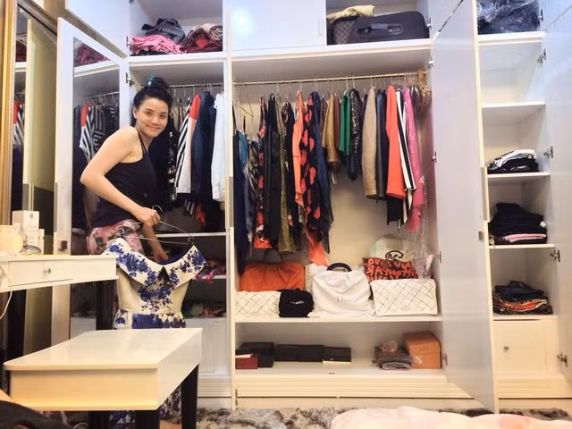 Căn phòng có một tủ lớn đựng quần áo và phụ kiện của người đẹp.