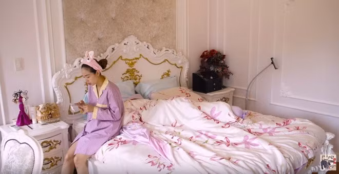 Trong một clip hậu trường chuẩn bị cho MV sắp ra mắt gần đây, nữ ca sĩ Minh Hằng lần đầu hé lộ phòng ngủ riêng với người hâm mộ. Căn phòng được giới thiệu là “phòng ngủ công chúa” với tông hồng và trắng ngọt ngào. Ảnh: Zing.