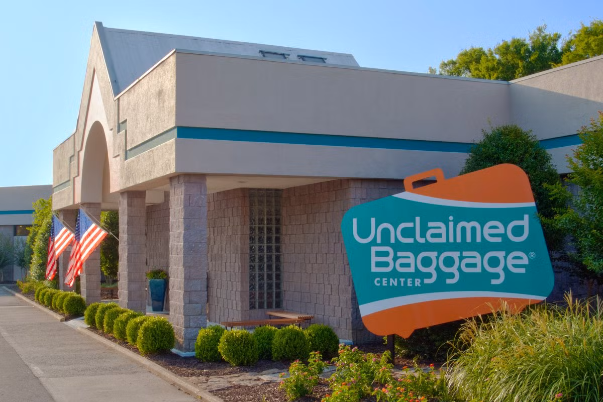 Unclaimed Baggage Center (UBC) ở tiểu bang Alabama (Mỹ) là trung tâm lưu giữ hành lý vô thừa nhận đến từ khắp các sân bay của Mỹ.