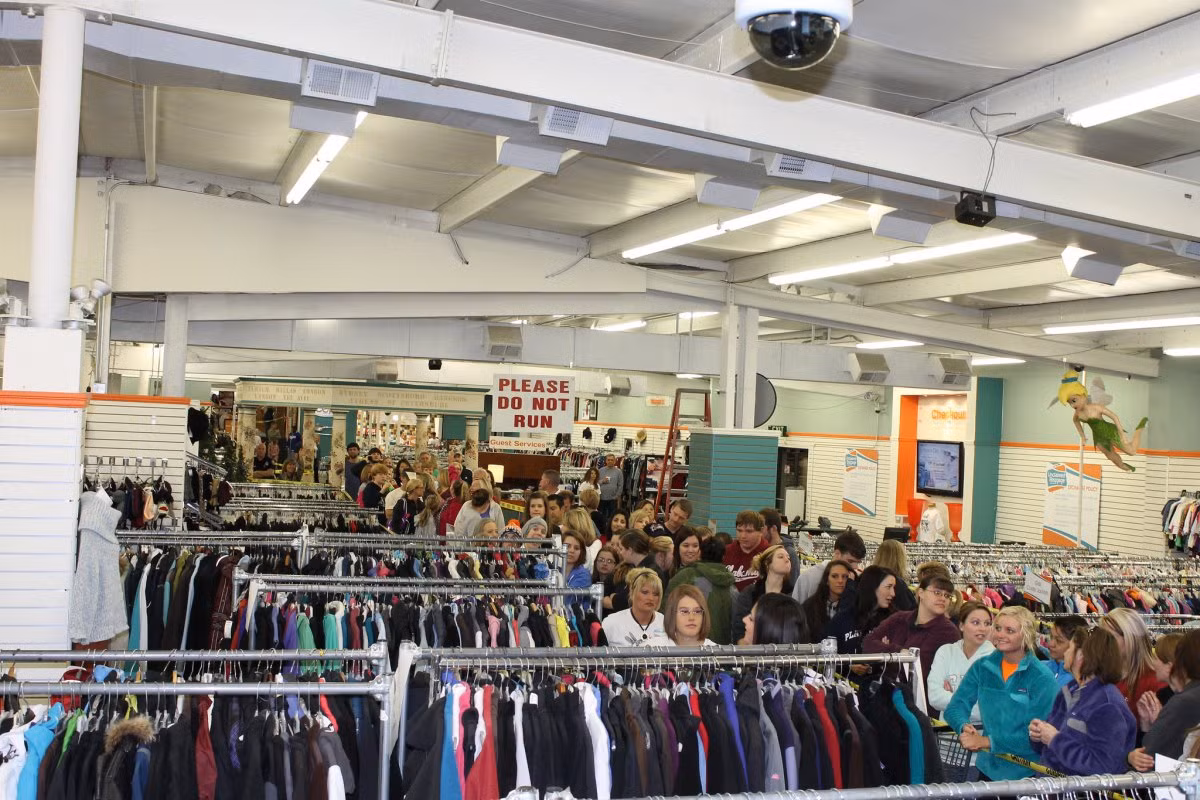 Nhiều người đặt câu hỏi làm sao UBC có thể kiếm lợi nhuận khi những kiện hành lý thường quay về với chủ. Tuy nhiên, sự thật là hãng hàng không không phải chịu trách nhiệm với hành lý xách tay. Vì thế nếu bạn bỏ quên thì cơ hội mua lại được ở Alabama là khá cao.