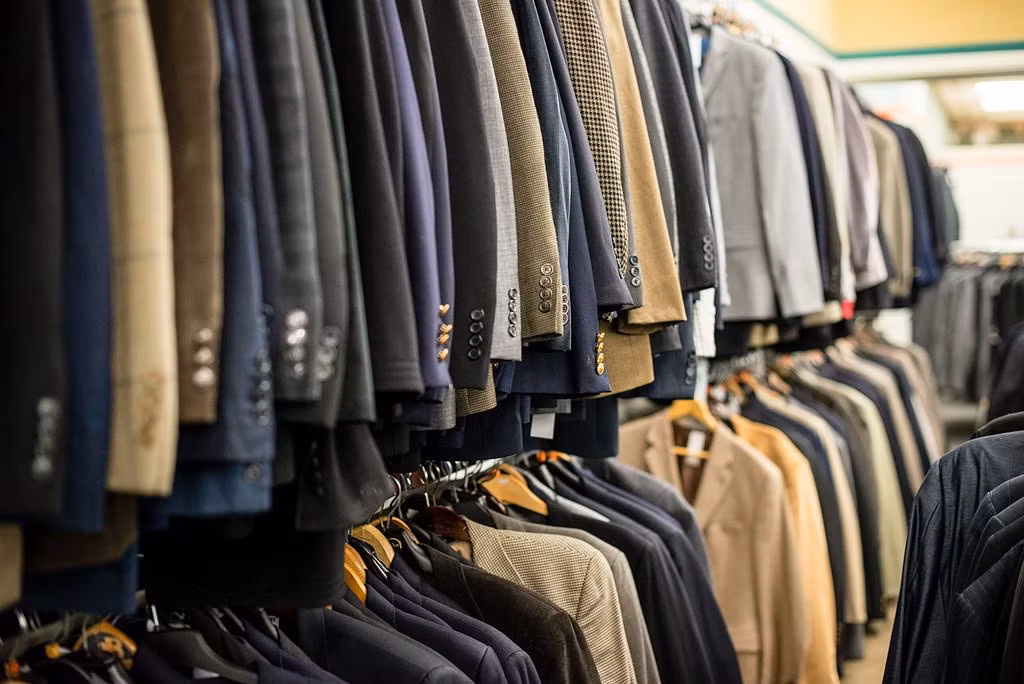 Quần áo đem bán sẽ được giặt là cẩn thận và treo ngay ngắn tại trung tâm.