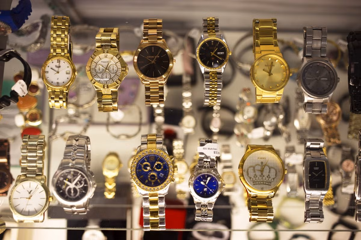 Đồ trang sức, đồng hồ được làm sáng và thẩm định chất lượng.