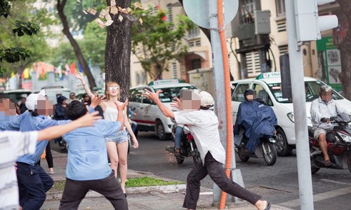 Chiều ngày 7/9/2015, một cô gái trẻ đã gây náo động đường phố Sài Gòn khi cầm xấp tiền tung lên trời khiến những người xung quanh cùng nhau vây lấy và nhặt tiền. Cô gái vung tiền hết lần này tới lần khác. Cô gái trẻ tỏ ra khá thích thú với hành động của mình. Ảnh: Facebook.