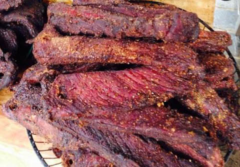 Món thịt lợn khô gác bếp cũng là món đặc sản vùng cao rất phù hợp để làm quà Tết cho bạn bè hay người thân vì nét độc đáo trong hương vị của nó. Cách làm thịt lợn khô gác bếp cũng hao hao như cách làm thịt trâu, thịt bò khô nhưng mỗi loại lại có cái ngon riêng không thể lẫn được. Ảnh: Internet.