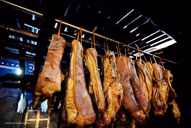 Đem trộn đều thịt lợn đã thái miếng với gia vị sao cho hỗn hợp gia vị phủ lên toàn bộ phần thịt lợn. Để hương vị thịt lợn đúng chuẩn, người ta không đem đi sấy ngay mà phải để khoảng 2-3 tiếng cho gia vị ngấm đều vào từng thớ thịt. Sau đó, thịt lợn được xiên vào từng thanh nứa đã vót sẵn rồi đem treo lên gác bếp. Ảnh: Internet.