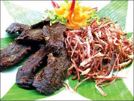 Khi đã treo thịt lên gác bếp, người ta dùng củi đốt liên tục ở dưới để sấy thịt trong khoảng 5-7 giờ. Thịt được sấy khô bằng than củi và khói bếp một cách tự nhiên rồi sau đó sẽ được sấy bằng củi lửa đun hàng ngày. Thịt lợn khô cũng thường được xé nhỏ để thưởng thức. Ảnh: Internet.