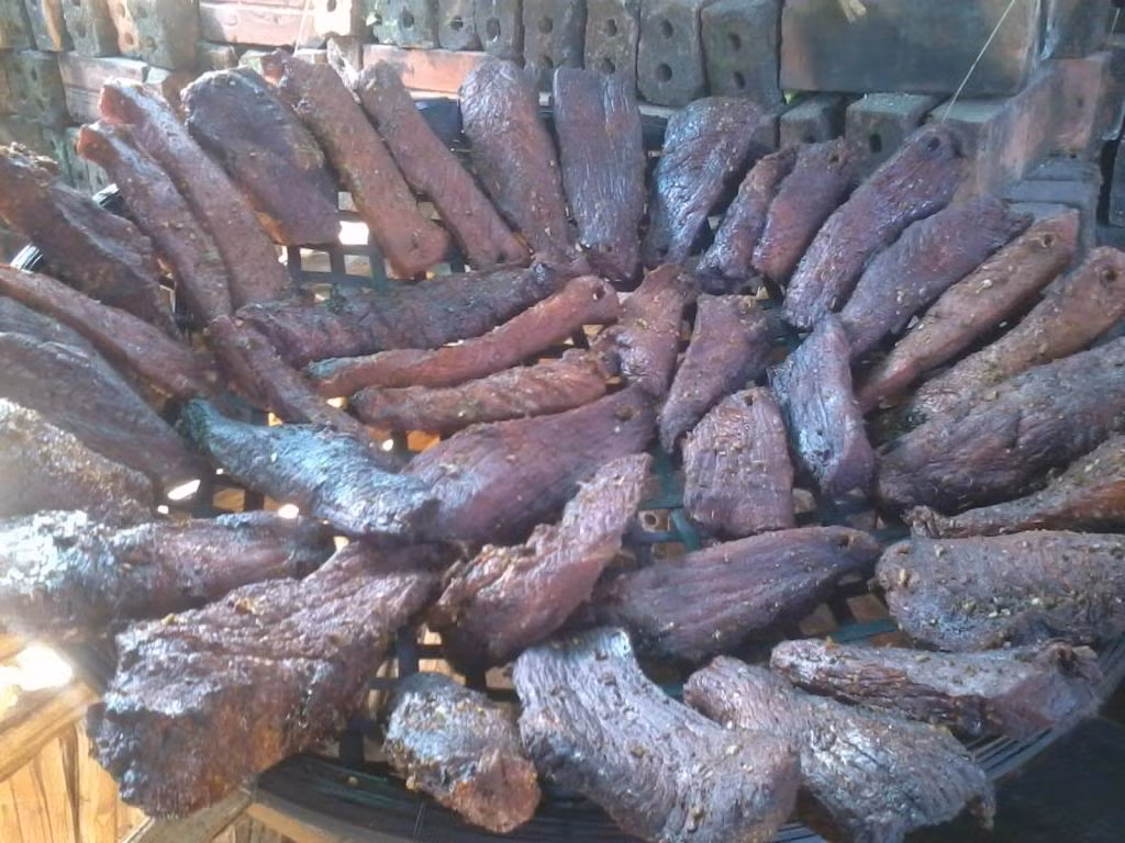 Nghe công đoạn thì có vẻ như chỉ cần đủ gia vị, đủ nguyên liệu là ai cũng có thể làm được, nhưng thực ra món thịt khô Tây Bắc này đòi hỏi sự khéo léo khi tẩm ướp, khi canh lửa hong khô để thành phẩm ra được ngon, giữ được lâu. Ảnh: Khoevadep.