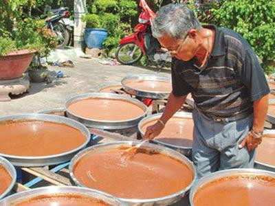 Theo kinh nghiệm của một người trong nghề làm mắm rươi, muốn chế biến mắm rươi thơm ngon, đạt chất lượng cao, điều đầu tiên là phải chọn được những con rươi to (bằng khoảng đầu đũa), có màu hồng hoặc màu đỏ. Không nên mua những con rươi có màu xanh vì ít bột, khi làm mắm sẽ kém ngon. Ảnh: Internet.