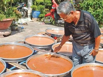 Theo kinh nghiệm của một người trong nghề làm mắm rươi, muốn chế biến mắm rươi thơm ngon, đạt chất lượng cao, điều đầu tiên là phải chọn được những con rươi to (bằng khoảng đầu đũa), có màu hồng hoặc màu đỏ. Không nên mua những con rươi có màu xanh vì ít bột, khi làm mắm sẽ kém ngon. Ảnh: Internet.