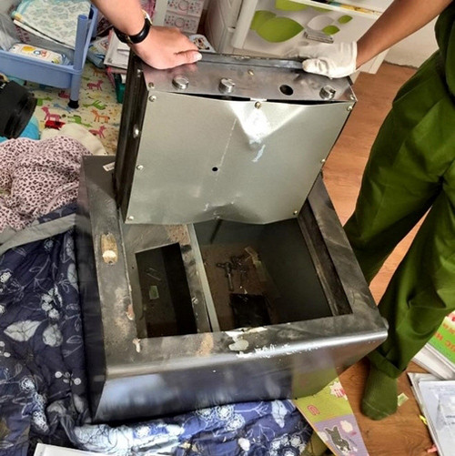 Cụ thể, hồi tháng 2, nhà Đăng Khôi bị trộm "viếng thăm", phá két và lấy đi 800 triệu đồng là số tiền vợ chồng anh rút ra trước Tết để chuẩn bị đưa mẹ qua Singapore chữa bệnh. Trong hình là chiếc két sắt nhà Đăng Khôi bị trộm phá khóa. Ảnh: Một Thế Giới.