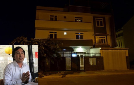 Trước đó, căn biệt thự hoành tráng của nghệ sĩ Kim Tử Long nằm trong khu dân cư Đại Phúc, xã Bình Hưng, huyện Bình Chánh, TP HCM, cũng bị trộm đột nhập và lấy đi gần 1 tỷ đồng. Ngày 13/7, Công an huyện Bình Chánh phối hợp với các phòng nghiệp vụ Công an TP HCM đã tiến hành khám nghiệm hiện trường vụ trộm tài sản có giá trị lớn tại đây. Ảnh: Dân Trí.