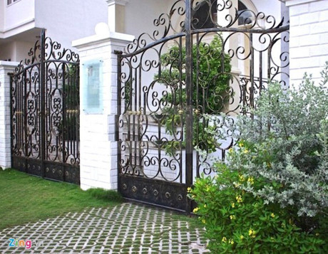 Biệt thự Đăng Khôi cao 3 tầng và có tầng hầm làm gara. Khuôn viên bên ngoài được vợ chồng Đăng Khôi trang trí bằng những thảm cỏ, cây xanh... để tạo không gian thoáng mát cho thoải mái nô đùa. Ảnh: Zing.