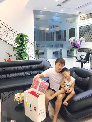 Tông màu chủ đạo của căn nhà từ trong ra ngoài là trắng. Ảnh: Zing.