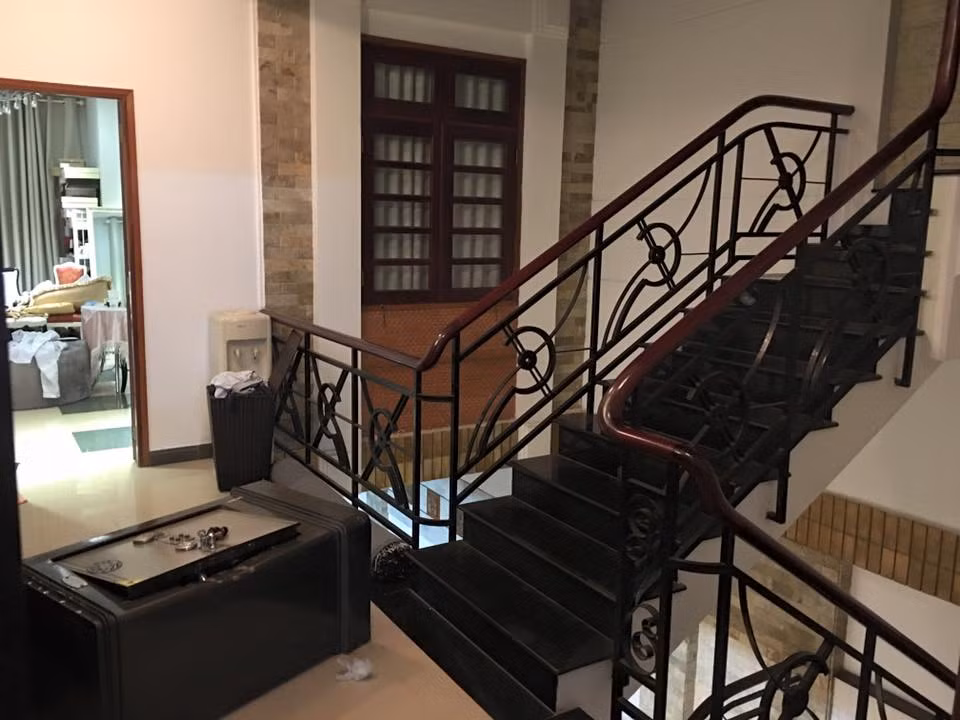 Theo lời người đẹp chia sẻ thì tên trộm đã phá hai két sắt, lục lọi khắp nhà và lấy hơn 1 tỷ đồng. Sam đang rất đau khổ khi gặp chuyện không may mắn vào dịp cuối năm. Hiện tại, công an đã vào cuộc để tìm hiểu nguyên nhân và giải quyết sự việc. Ảnh: FBNV.