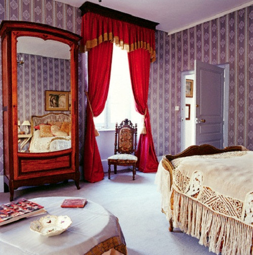 Những màu sắc thường được sử dụng trong thiết kế nội thất cho căn phòng trong mùa đông thường là những gam màu ấm nóng và nổi bật như màu đỏ, vàng, cam, màu đất hoặc màu xanh navy,… Cũng theo quy luật đó, việc lựa chọn màu sắc rèm cửa cho phòng ngủ trong mùa đông cũng ưu tiên những gam màu này.