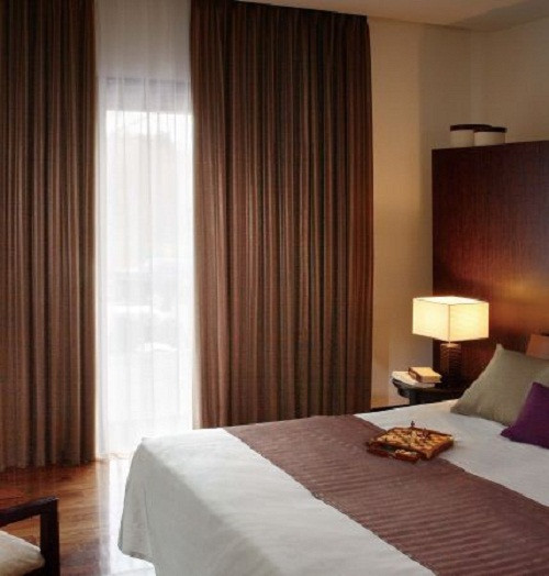 Đối với việc chọn rèm cửa phòng ngủ khi sang đông, ngoài chọn màu sắc ấm nóng, chúng ta cũng cần quan tâm đến chất liệu vải rèm để giữ nhiệt và tạo không khí ấm áp cho không gian.