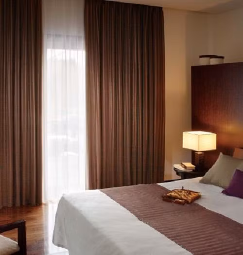 Đối với việc chọn rèm cửa phòng ngủ khi sang đông, ngoài chọn màu sắc ấm nóng, chúng ta cũng cần quan tâm đến chất liệu vải rèm để giữ nhiệt và tạo không khí ấm áp cho không gian.