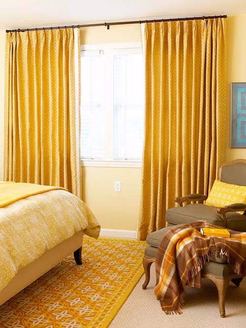 Rèm cửa gam màu vàng giúp căn phòng thoáng và sáng hơn. Màu vàng là một trong những màu sắc tạo cảm giác vui vẻ khi bước vào không gian. Bên cạnh đó, chọn tone vàng làm chủ đạo phù hợp cho căn phòng cả 4 mùa với nét thi vị, lãng mạn của mùa thu, không gian ấm cúng của mùa đông, sự trẻ trung của mùa xuân và mát mẻ, bừng sáng của mùa hè.