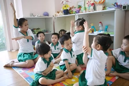 Trường mầm non quốc tế của Vân Hugo được chia thành 5 cấp bậc cho trẻ ở các lứa tuổi từ 1-6. Học phí của trường cũng khá "chát" khi đặt lên bàn cân so sánh cùng các trường công lập trong khu vực Hà Nội. Riêng khóa học hè 4 tuần có học phí khoảng 6 triệu - trong đó đã bao gồm 1 bữa chính và 2 bữa phụ. Ảnh: Zing.