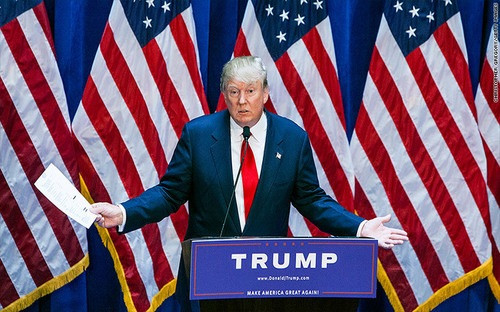 Tổng thống Trump từng nhiều lần khoe về khối tài sản lên tới 10 tỷ USD của mình. Thế nhưng theo Forbes, tài sản thực tế của tỷ phú này chỉ dừng ở mức 4 tỷ USD trong khi Bloomberg Billionaires Index ước tính con số đó thực chất chỉ là 2,9 tỷ USD. Ảnh: CNN.