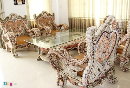 Bộ bàn ghế độc đáo có giá trị lên tới 5 tỷ đồng, được ông Ngô Xuân Pha- Tổng giám đốc Khu du lịch biển Nhà Mát (Tp Bạc Liêu, tỉnh Bạc Liêu) mua về từ một buổi đấu giá tại tỉnh Phú Yên. Ảnh: Zing.