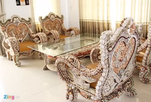 Bộ bàn ghế độc đáo có giá trị lên tới 5 tỷ đồng, được ông Ngô Xuân Pha- Tổng giám đốc Khu du lịch biển Nhà Mát (Tp Bạc Liêu, tỉnh Bạc Liêu) mua về từ một buổi đấu giá tại tỉnh Phú Yên. Ảnh: Zing.