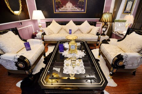 Bộ bàn ghế được làm bằng gỗ óc chó của đại gia Hà Nội giá 1,4 tỷ đồng khiến nhiều người phải trầm trồ về độ hào nhoáng.