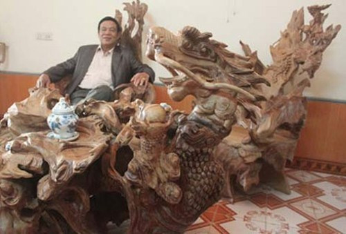 Bộ bàn ghế giá 4 tỷ đồng của một doanh nhân Tuyên Quang tên Nguyễn Quang Vịnh, được chạm trổ rồng phượng một cách cực kỳ tinh xảo.