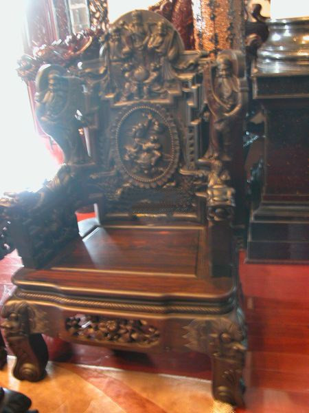 Tại phòng khách của tòa lâu đài ở Hải Phòng là bộ bàn ghế đồng kị được làm bằng loại gỗ quý hiếm. Ảnh: Một thế giới.