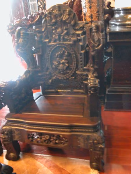 Tại phòng khách của tòa lâu đài ở Hải Phòng là bộ bàn ghế đồng kị được làm bằng loại gỗ quý hiếm. Ảnh: Một thế giới.