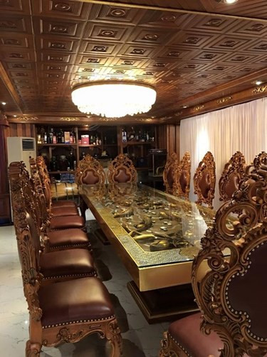 Bộ bàn ghế độc đáo và chiếc đèn chùm phong cách Châu Âu đắt tiền được đặt tại phòng khách trong căn biệt thự trăm tỷ của đại gia Nguyễn Quốc Thanh (Hà Nội). Trần nhà được chạm khắc tinh xảo đến từng chi tiết nhỏ nhất.