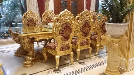 Khi đến biệt thự "sang chảnh" nằm trên đường Nguyễn Thị Thập - Nguyễn Thị Định (Hà Nội) mới thấy độ "ngông" của vị đại gia sở hữu biệt thự, nội thất đều được dát vàng tỉ mỉ. Trong hình là bộ bàn đắt giá, dát vàng công phu. Ảnh: Dantri.