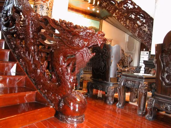 Toàn bộ tay vịn cầu thang trong tòa lâu đài đều được làm bằng gỗ trạm khắc hình rồng. Ảnh: Một thế giới.