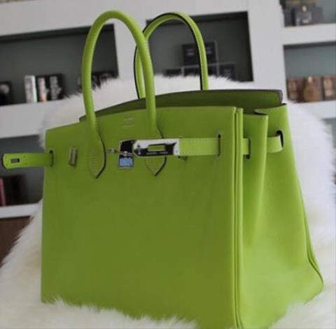 Chân dài Khánh My cho biết, trong các dịp lễ 8/3, 20/10… cô luôn nhận được một “nhà” hoa tươi từ bó hoa đến lẵng hoa lớn nhỏ các kiểu. 20/10/2014, nữ người mẫu khá bất ngờ khi nhận được chiếc túi hiệu Hermes trị giá hơn 300 triệu đồng. Ảnh: FBCN.