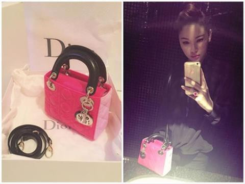 Bạn trai người mẫu Quỳnh Thư vốn tiếng là người phóng khoáng và sành điệu. Mỗi dịp đặc biệt, anh lại mua tặng những món thời trang hàng hiệu mà Quỳnh Thư yêu thích. Túi là phụ kiện được cô yêu thích nhất, vì thế, cứ đến dịp lễ, cô lại nhận được quà từ anh là những chiếc túi xách đắt đỏ của thương hiệu Chanel, Dior, Hermes… Ảnh: FBCN.