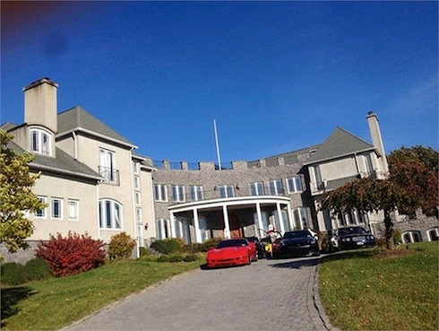 Ở Mỹ, gia đình Hà Phương không chỉ sở hữu khối bất động sản khổng lồ mà còn cả dàn siêu xe khủng. Trước biệt thự là dàn xế khủng của gia đình Hà Phương. Ảnh: VTC.