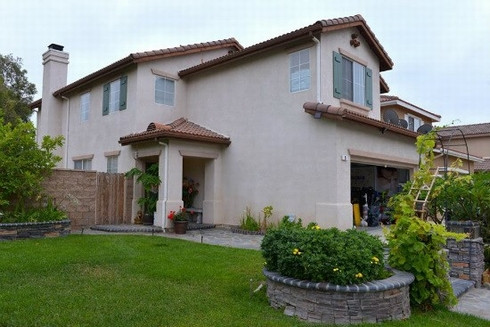 Toàn bộ biệt thự có diện tích lớn hơn 700 m2 và tọa lạc tại thành phố Irvine (California, Mỹ), trong đó diện tích sử dụng cho ngôi nhà là 225 m2, bao gồm bốn phòng ngủ, ba phòng tắm. Ảnh: Dân Việt.