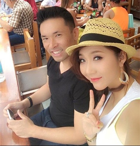 Ngọc Quyên: Cuối tháng 1/2014, siêu mẫu làm đám cưới với bác sĩ Việt kiều Richard tại Mỹ. Được biết, ông xã của Ngọc Quyên hơn cô 10 tuổi. Kể từ đó, cô chuyên tâm, dành nhiều thời gian để chăm chút và vun vén cho cuộc sống gia đình bên Mỹ. Ảnh: Gia đình&amp;Xã hội.