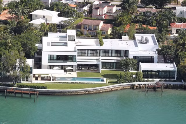 5. Vận động viên bóng chày Alex Rodriguez: Biệt thự của ngôi sao bóng chày Mỹ này nằm bên bãi biển Miami trị giá 38 triệu USD từ năm 2010. Với diện tích gần 2000 mét vuông, dinh thự này gồm 9 phòng ngủ, 1 hồ bơi, 1 bồn tắm nước nóng, 2 bến đỗ du thuyền riêng biệt. Rodriguez cũng đã lắp toàn bộ bên ngoài ngôi nhà bằng thủy tinh chịu lực dày 12 inch để chống chọi được với các cơn bão.