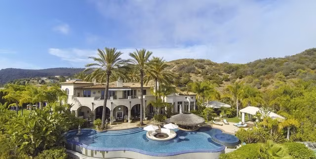 9. Vận động viên bóng rổ Chris Bosh: Tính đến nay Chris Bosh đã sở hữu 3 dinh thự và chúng đều nằm trong top 10 ngôi nhà đắt nhất làng bóng rổ thế giới. Trong đó căn biệt thự trên đồi Palisides, California (Mỹ) là đắt hơn cả với giá trị lên đến 12,5 triệu USD. Dinh thự này có cả rạp chiếu phim, sân bóng rổ, quầy bar…