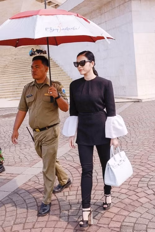 Dù là đi chơi, dạo phố hay dự sự kiện, những chiếc túi hiệu này càng giúp cựu đại sứ du lịch Việt Nam thể hiện được đẳng cấp.