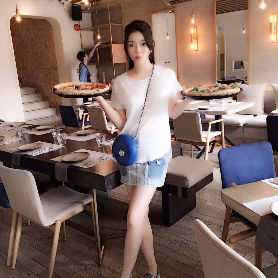 Mỹ nhân xuất hiện giản dị cùng chiếc túi hình tròn màu xanh lạ mắt.