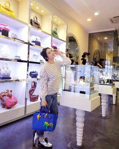 Dòng trạng thái mới đây trên trang cá nhân, Lý Nhã Kỳ tiết lộ về giá trị những túi xách hàng hiệu của cô. Lời chia sẻ của Lý Nhã Kỳ đã khiến không ít người choáng váng vì theo đó, những chiếc túi xách tiền tỷ mà cô mua "bằng giá mấy căn biệt thự".